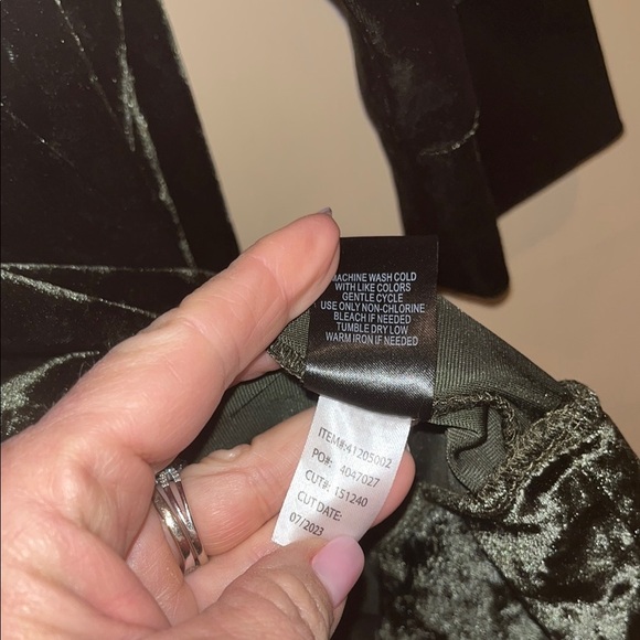 Torid Deep Green Velvet Long uneven / off shoulder Sleeve Top size 3X - Picture 8 of 9